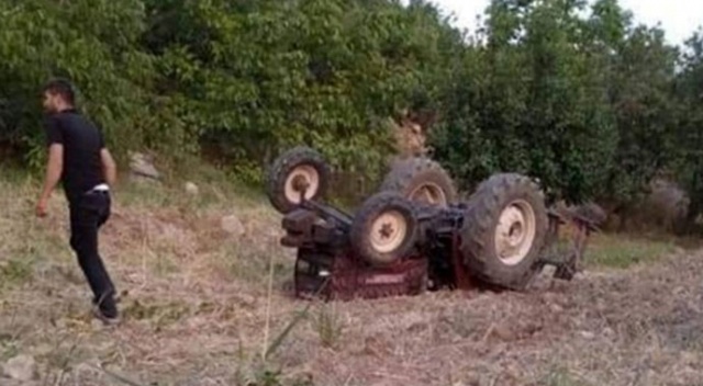 Tarla sürdüğü traktörün altında kalarak öldü