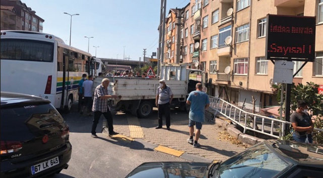 Tır ile halk otobüsü çarpıştı: Faciadan dönüldü