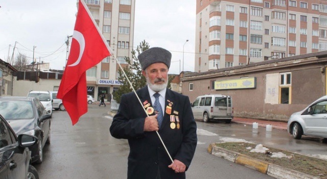Türk bayrağını yanından ayırmazdı, koronavirüsten hayatını kaybetti Türk bayrağını yanından ayırmazdı, koronavirüsten hayatını kaybetti