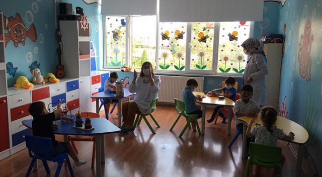 Uzun aradan sonra anaokulu ve ilkokullarda ilk ders zili çaldı Uzun aradan sonra anaokulu ve ilkokullarda ilk ders zili çaldı