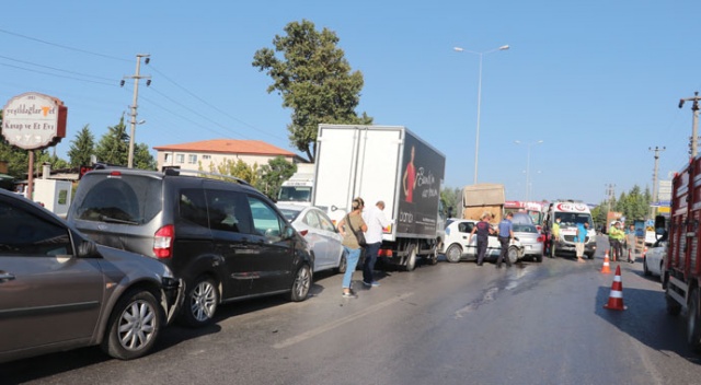 Yol savaş alanına döndü! 11 araç birbirine girdi: Yaralılar var