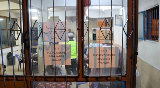 Zeytinburnu'nda kahvehaneye Covid-19 baskını: 30 kişiye ceza yağdı Zeytinburnu'nda kahvehaneye Covid-19 baskını: 30 kişiye ceza yağdı