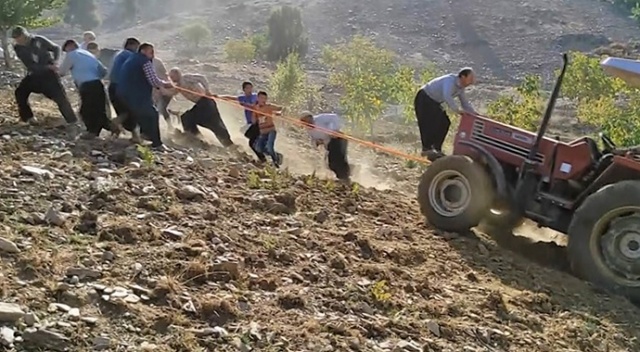 13 kişi traktörü halatla çekerek uçuruma düşmekten kurtardı