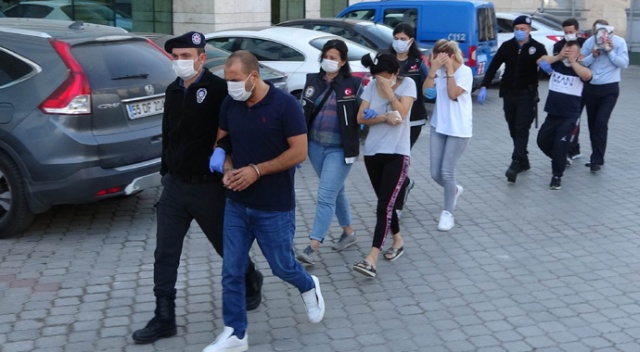 20 bin 689 uyuşturucu hapla yakalanan 5 kişi adliyeye sevk edildi 20 bin 689 uyuşturucu hapla yakalanan 5 kişi adliyeye sevk edildi