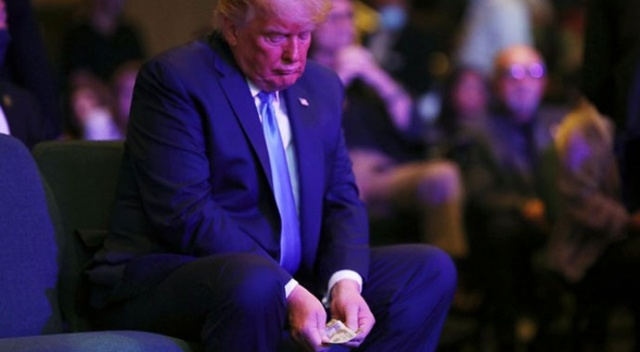 ABD Başkanı Trump, paralarını sayarak bağış yaptı