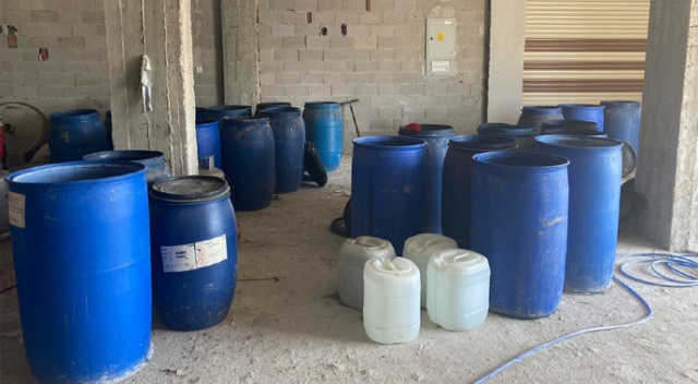 Adana'da 3 bin 220 litre sahte içki ele geçirildi Adana'da 3 bin 220 litre sahte içki ele geçirildi
