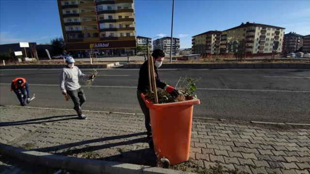Ağrı Belediye Başkanı Sayan temizlik işçileriyle çöp topladı, süpürgeyle temizlik yaptı