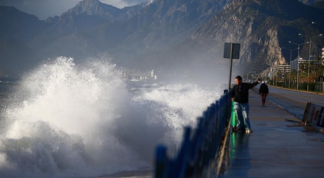 Antalya’da 5 ilçe için kuvvetli rüzgar ve fırtına uyarısı Antalya’da 5 ilçe için kuvvetli rüzgar ve fırtına uyarısı