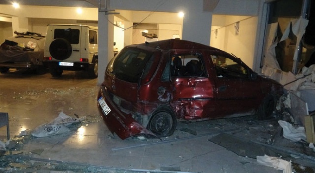 Antalya’da virajı alamayan otomobil dükkana girdi :1 yaralı Antalya’da virajı alamayan otomobil dükkana girdi :1 yaralı