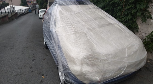 Aracını doludan korumak isteyen sürücüden sıra dışı yöntem: Otomobili streç ile sardı Aracını doludan korumak isteyen sürücüden sıra dışı yöntem: Otomobili streç ile sardı