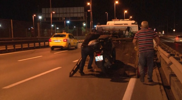 Bariyerlere çarpan motosikletin sürücüsü yaralandı Bariyerlere çarpan motosikletin sürücüsü yaralandı