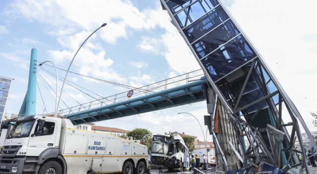 Belediye otobüsü üst geçit asansörüne çarptı: 12 yaralı Belediye otobüsü üst geçit asansörüne çarptı: 12 yaralı