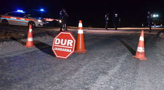 Bir sokak karantina nedeniyle giriş çıkışlara kapatıldı Bir sokak karantina nedeniyle giriş çıkışlara kapatıldı
