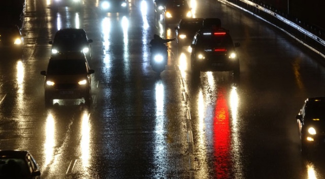 Bursa'da sağanak yağmur hayatı felç etti