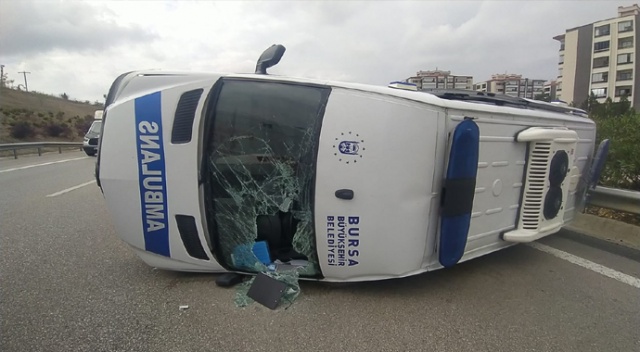 Bursa'da sis faciası...Ambulans takla attı