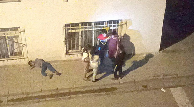 Cadde ortasında çocukların tüyler ürperten 'nargile keyfi'