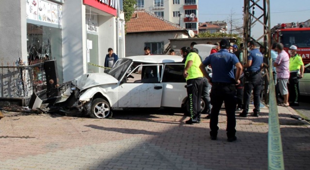 Çaldıkları otomobille polisten kaçarken dükkana girdiler Çaldıkları otomobille polisten kaçarken dükkana girdiler