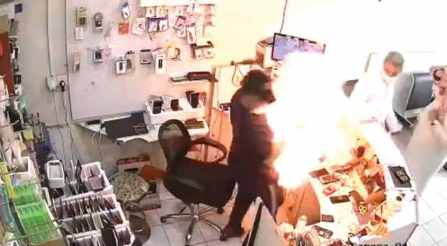 Cep telefonu bataryası bomba gibi patladı Cep telefonu bataryası bomba gibi patladı
