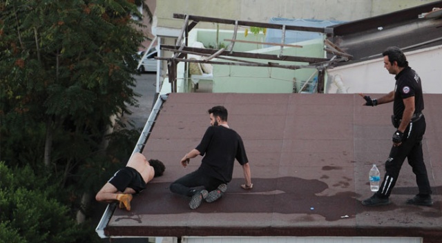 Dört katlı binanın çatısının ucunda sızıp kaldı, yürekleri ağızlara getirdi