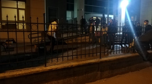 Elindeki bıçakla önce şiir sonra kitap okuyarak intihar girişiminde bulundu Elindeki bıçakla önce şiir sonra kitap okuyarak intihar girişiminde bulundu