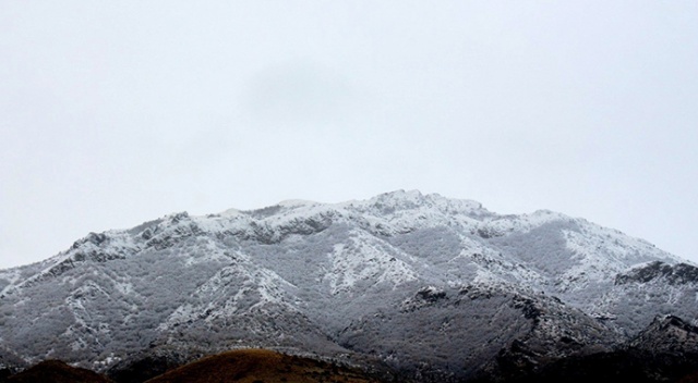 Erzincan&#039;da dağların zirvesine kar yağdı