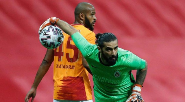 Fatih Öztürk'ün yaptığı hareketler Galatasaray taraftarını çileden çıkardı Fatih Öztürk'ün yaptığı hareketler Galatasaray taraftarını çileden çıkardı