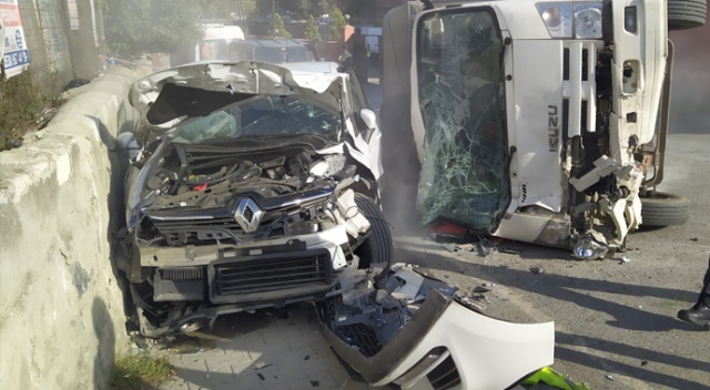 Gaziosmanpaşa’da kamyonet dehşeti: Gelin ve damat ölümden döndü