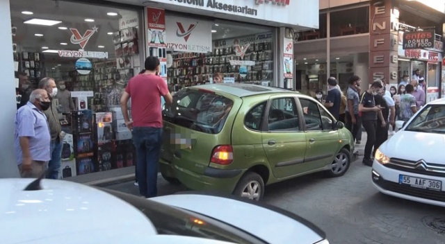 Geri viteste pedalı taktı kendini dükkanın içinde buldu! 1 yaralı Geri viteste pedalı taktı kendini dükkanın içinde buldu! 1 yaralı