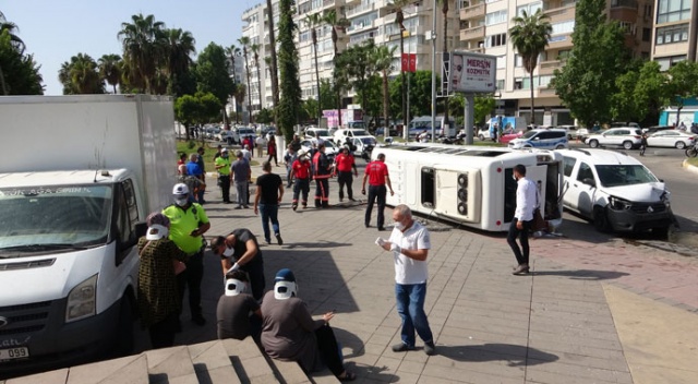 Hafif ticari aracın çarptığı yolcu minibüsü devrildi: 3 yaralı