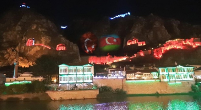 Harşena Dağı kırmızı, yeşil ve mavi renklere büründü