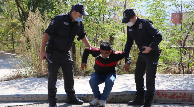Hasta numarası yaparak dilenen şahısa gözaltı