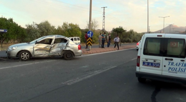 Hatalı dönüş kazaya sebep oldu: 2 yaralı Hatalı dönüş kazaya sebep oldu: 2 yaralı