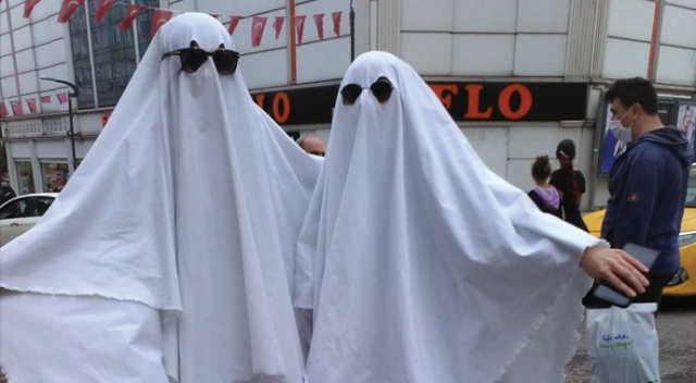 Hayalet kılığında koronavirüse dikkat çektiler