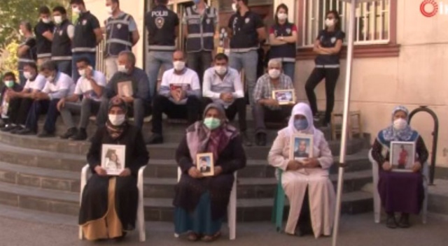 HDP önündeki ailelerin evlat nöbeti direnişi 405'inci gününde HDP önündeki ailelerin evlat nöbeti direnişi 405'inci gününde