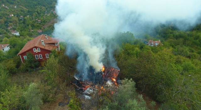 Yıldırım düştü, 2 katlı ev kullanılamaz hale geldi Yıldırım düştü, 2 katlı ev kullanılamaz hale geldi