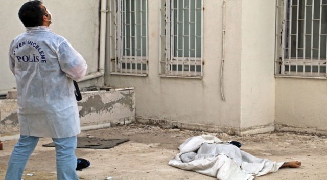 Herkes çanak anteni tamir ediyor sandı, cesedi beton zeminde bulundu