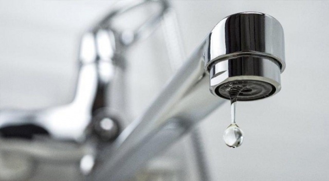 İngiltere’de saatlerce sular kesildi, marketlerde su rafları boşaldı