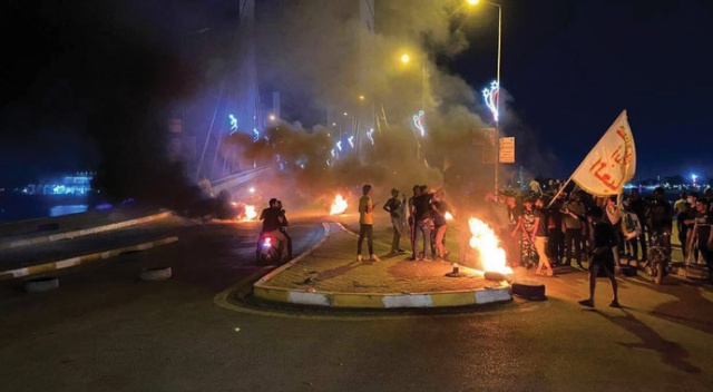 Irak’ta protestocular siyasi parti binalarını ateşe verdi