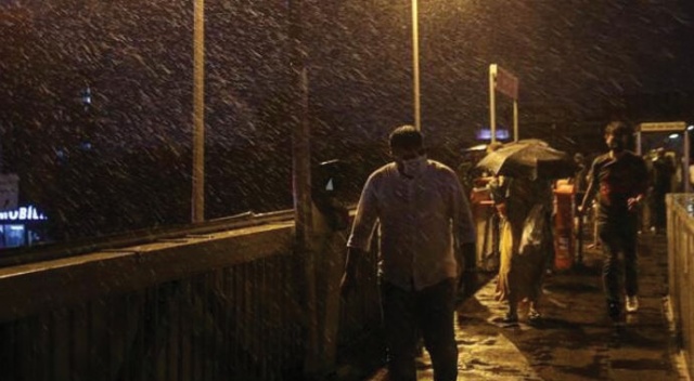 İstanbul'da sağanak yağış etkisini gösteriyor!