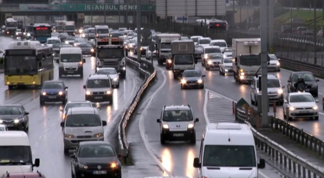 İstanbul trafiğinde sağanak yağmur yoğunluğu