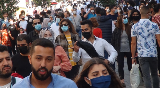 İstiklal Caddesi&#039;nde insan seli