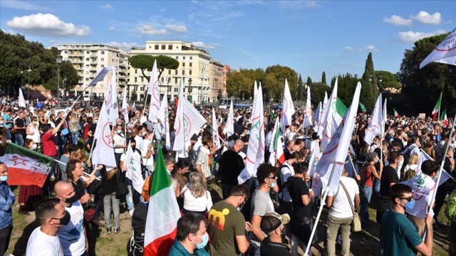 İtalya'da hükümetin Covid-19'a yönelik tedbirleri ve uygulamalar protesto edildi İtalya'da hükümetin Covid-19'a yönelik tedbirleri ve uygulamalar protesto edildi