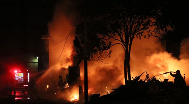 İzmir'de hurdalık alanda korkutan yangın İzmir'de hurdalık alanda korkutan yangın