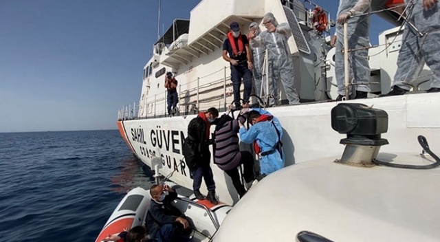 İzmir&#039;de Türk kara sularına itilen 13 düzensiz göçmen kurtarıldı
