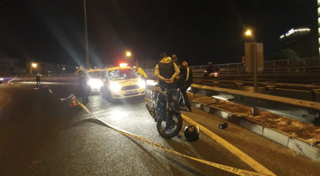 İzmir'de virajı alamayan motosiklet bariyere çarptı: 1 ölü