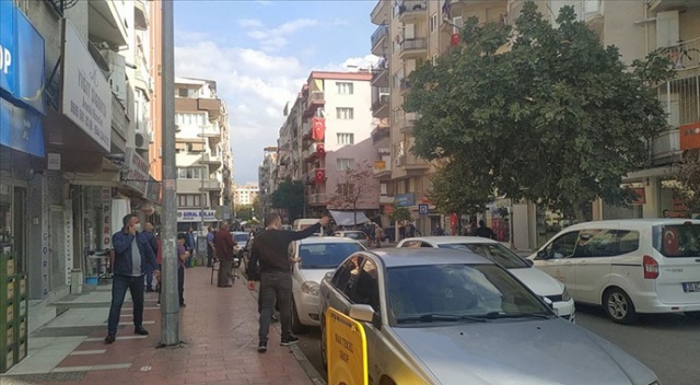 İzmir&#039;deki depremin ardından Manisa&#039;da bir apartman tahliye edildi
