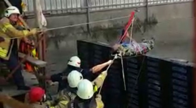Kadıköy'de inşaat iskelesi çöktü: 3 işçi yaralandı Kadıköy'de inşaat iskelesi çöktü: 3 işçi yaralandı