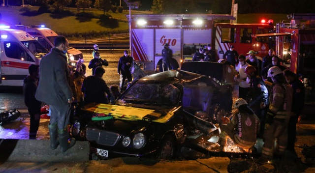 Kartal'da otomobil bariyerlere çarptı: 2 yaralı Kartal'da otomobil bariyerlere çarptı: 2 yaralı