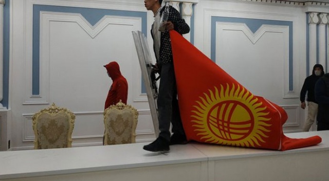 Kırgızistan'da göstericiler, Cumhurbaşkanlığı Sarayını işgal etti Kırgızistan'da göstericiler, Cumhurbaşkanlığı Sarayını işgal etti