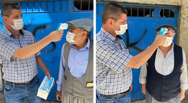 Köy muhtarı kapı kapı gezerek ateş ölçüyor, maske dağıtıyor